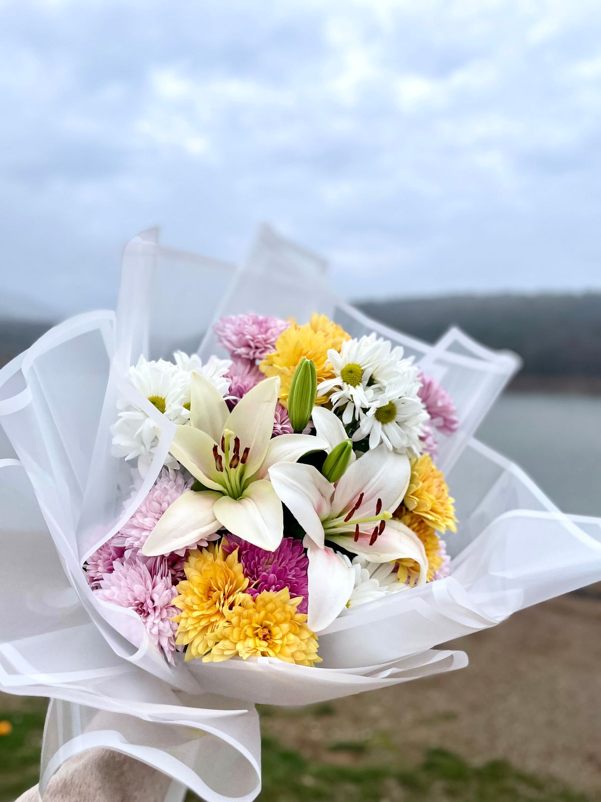 Buchet cu crini și crizanteme de vânzare în Piața de Flori Sibiu