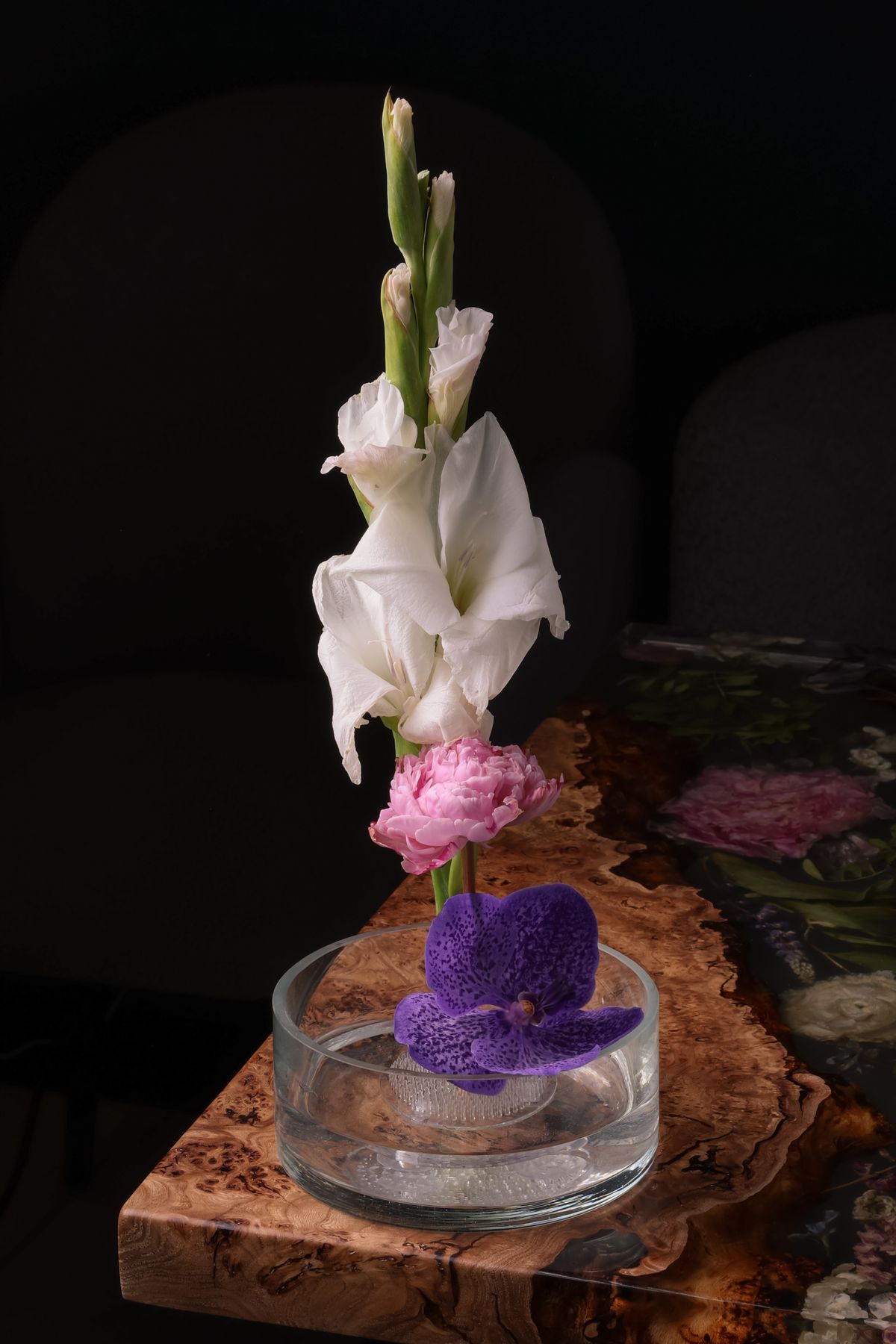Aranjament elegant gladiole și orhidee de vânzare în Piața de Flori Oradea