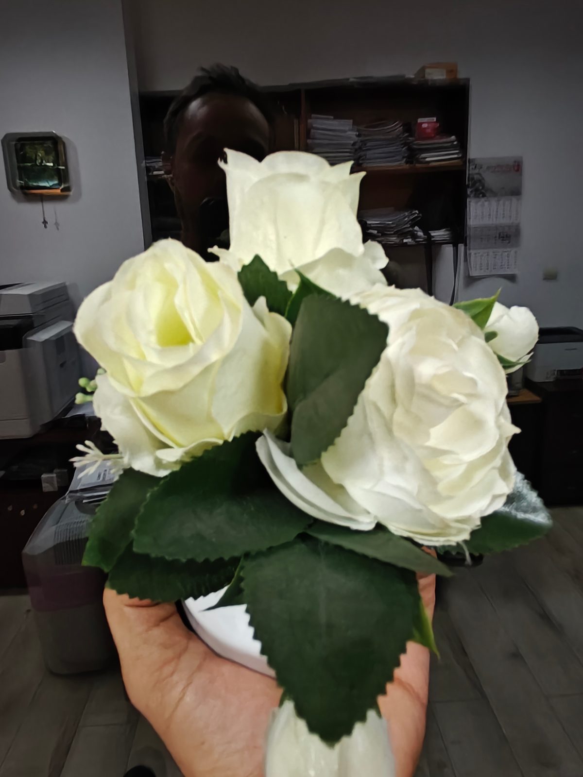 Trandafiri albi de vânzare în Piața de Flori Arad